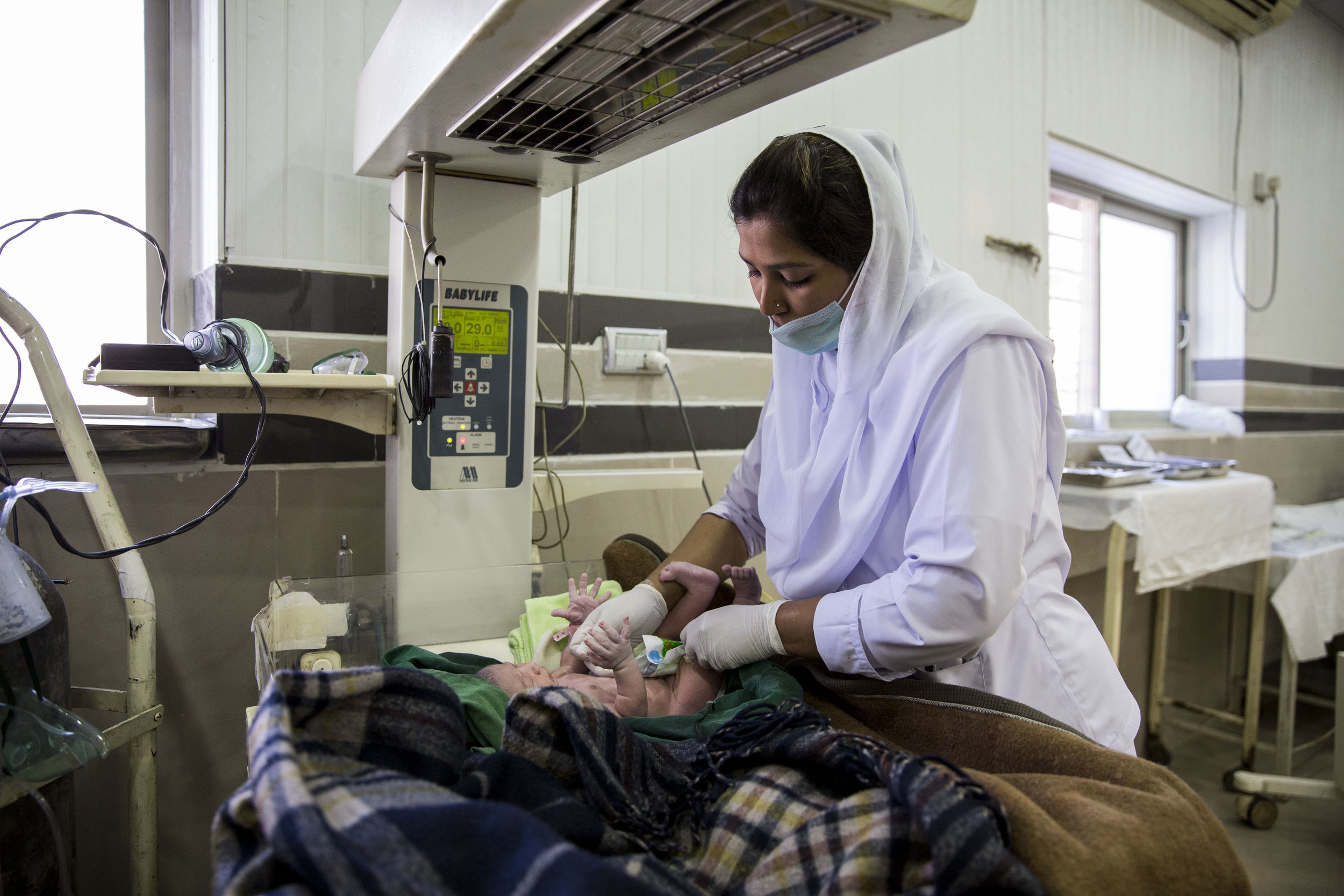 Staff Sehar Kanwal clothes the newborn babies inside the labour room at Holy Family Hospital on March 6, 2019 in Rawalpindi, Pakistan. Saiyna Bashir © Wellcome Trust