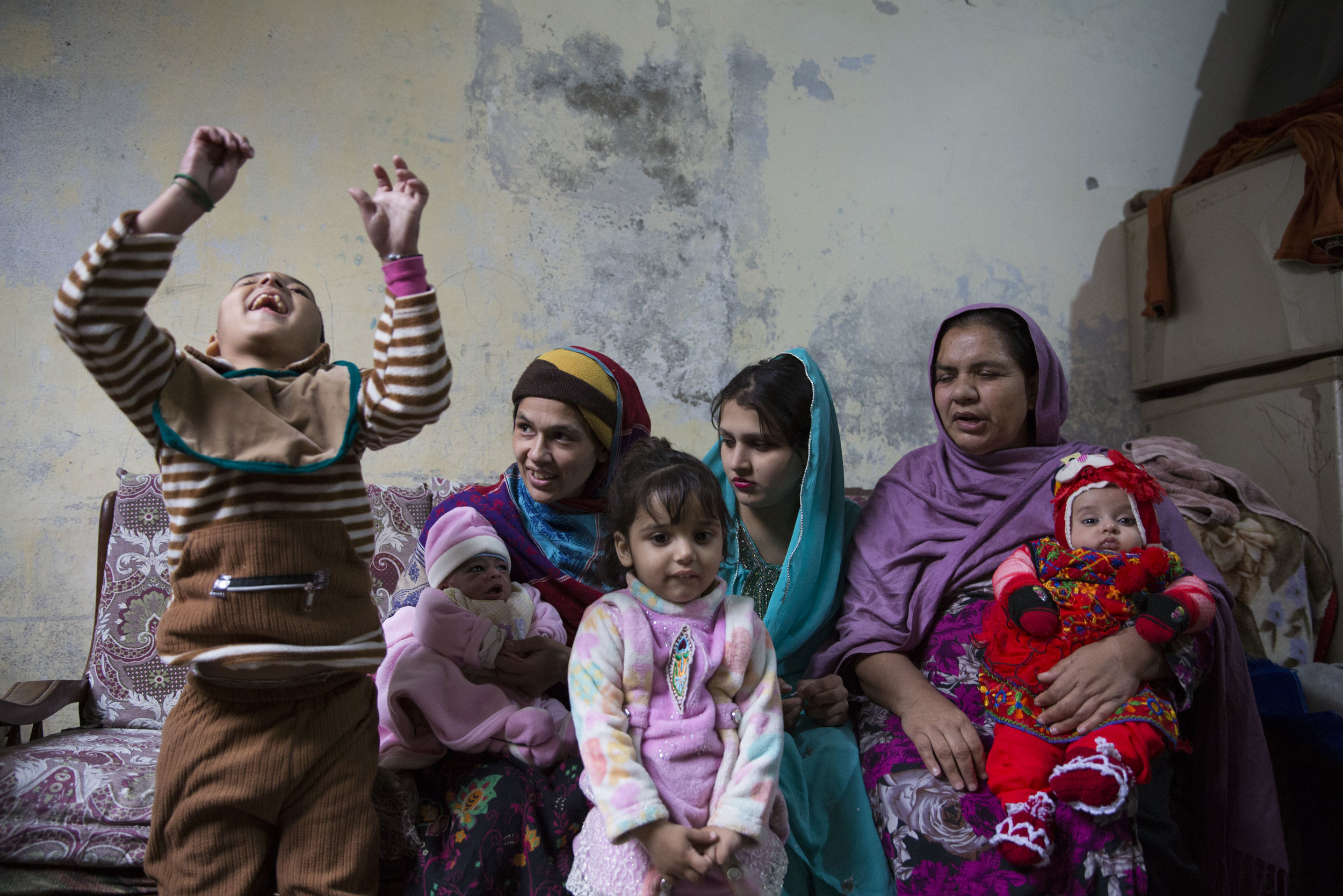 Sobia Sajid along with her children and in-laws at their residence after nine days since her delivery where she suffered from postpartum haemorrhaging and was given Tranxamin on March 14, 2019 in Rawalpindi, Pakistan. Saiyna Bashir © Wellcome Trust
